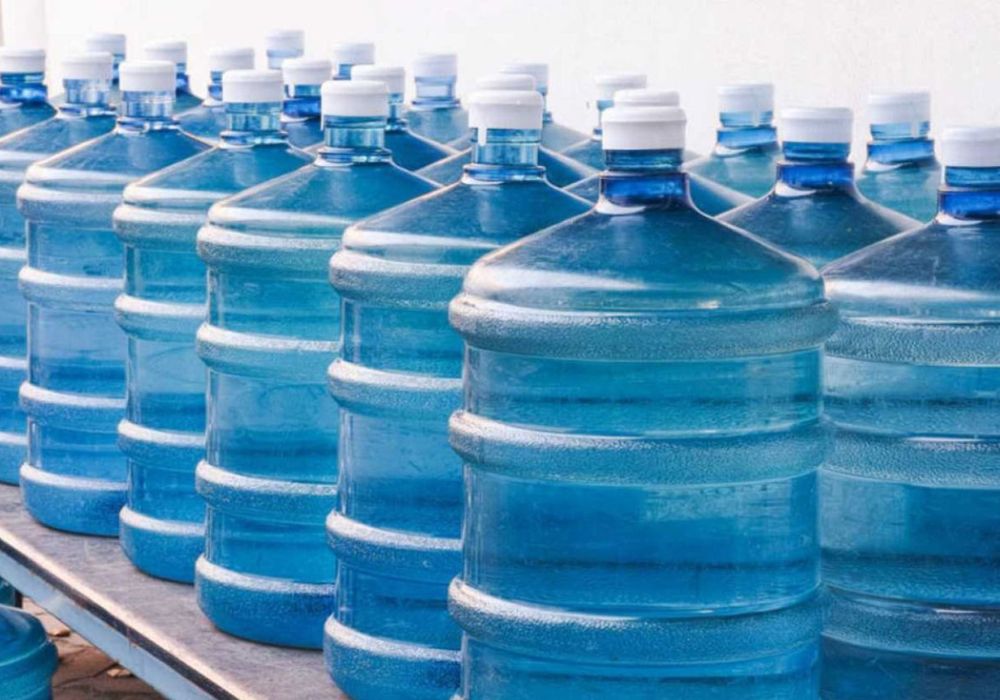 Se requiere personal para empacar bidones de agua